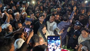 শহীদ মিনারে শ্রদ্ধা জানাতে গিয়ে বাধার মুখে রুমিন ফারহানা