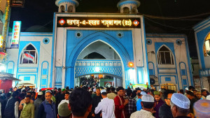 শবে বরাতের রাতে শাহজালাল ও শাহপরান (র.) মাজারে মুসল্লিদের ভিড়