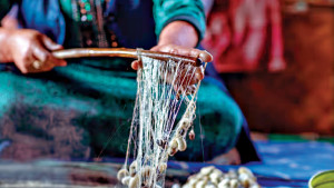 মানুষের হাতে জন্ম নেওয়া এক জাদুকরি সুতা