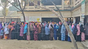 রায়গঞ্জ ও তাড়াশে ভোটারদের স্বতঃস্ফূর্ত উপস্থিতি