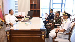 প্রধানমন্ত্রীর সঙ্গে তিন বাহিনী প্রধানের সাক্ষাৎ