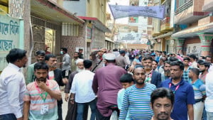 ভোটকেন্দ্রে নেই অনেক প্রার্থীর এজেন্ট, নারী ভোটার বেশি