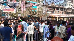 টঙ্গীতে কেন্দ্রে ভোটার কম, বাইরে সমর্থক বেশি