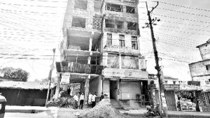 হেলে পড়া ভবনে মৃত্যুর সঙ্গে বাস