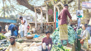 শহীদ মিনারে বসে সাপ্তাহিক হাট