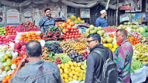 বাজারে ফলের দাম চড়া খরচ বাড়ছে ইফতারে