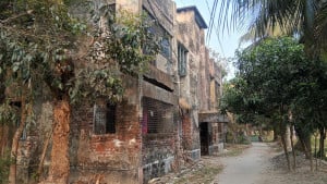 কয়রায় পরিত্যক্ত ভবনে ঝুঁকি নিয়ে কর্মকর্তাদের পরিবারের বসবাস