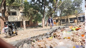 হাসপাতালের জমিতে অবৈধ দোকান-বাড়ি, চত্বরে ভাগাড়