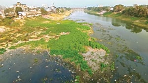 সিলেট নগরীর টনে টনে বর্জ্য যাচ্ছে সুরমায়