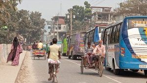 সেতুর ওপর অবৈধ বাসস্ট্যান্ড