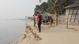অসময়ে যমুনা নদীর ভাঙন বিচ্ছিন্ন সড়ক যোগাযোগ