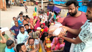 টিসিবির ট্রাকে মধ্যবিত্তের ভিড় চাহিদার তুলনায় বরাদ্দ কম