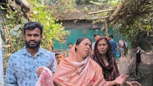 মাকে রাস্তায় ফেলে কোলের সন্তান নিয়ে গেল প্রতারকরা
