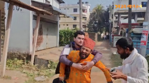 শিক্ষককে ধাওয়া দিয়ে ধরে প্রক্টর অফিসে নিলেন চাকসু নেতারা