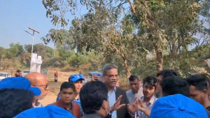 চবি উপাচার্যকে অবরুদ্ধ করে রাখেন হল সংসদের প্রতিনিধিরা
