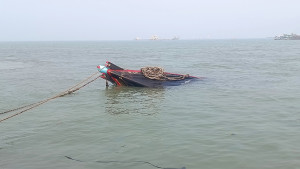 মেঘনায় লবণবাহী ট্রলারডুবি, জীবিত উদ্ধার সাতজনকে