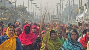 আমির হামজার বিরুদ্ধে কুষ্টিয়ায় ঝাড়ু মিছিল