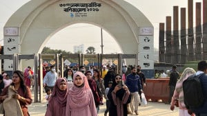 ছুটির দিনে প্রাণ ফিরেছে বাণিজ্য মেলায়