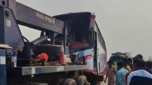 ভাঙ্গায় বাস-ট্রাক মুখোমুখি সংঘর্ষে নিহত ২