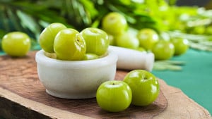 শীতে আমলকী খাওয়ার উপকারিতা