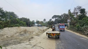 সড়ক দখল করে ইট-বালুর ব্যবসা, দুর্ঘটনার ঝুঁকি