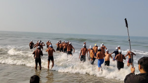 বাংলা চ্যানেল পাড়ি দিচ্ছেন ৩৫ সাঁতারু