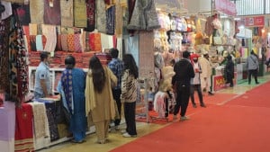 অব্যবস্থাপনা ও যানজটে ভোগান্তি, ক্ষুব্ধ দর্শনার্থী 