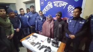 চাঁদপুরে অস্ত্র-গুলিসহ মা ও ছেলে গ্রেপ্তার