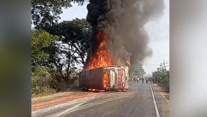তিন যানবাহনের সংঘর্ষের পর বাসে আগুন, নিহত ৪