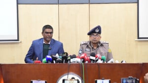 ঢাকায় নকল আইফোন তৈরির কারখানা গড়ে তুলেছিলেন তিন চীনা নাগরিক