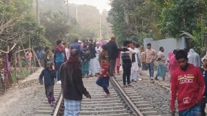বোয়ালমারীতে ট্রেনে কাটা পড়ে নারীর মৃত্যু