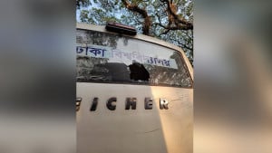 সায়েন্স ল্যাব মোড়ে ঢাবির বাস ভাঙচুর 
