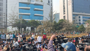 দাবি আদায় ছাড়া এখান থেকে যাব না