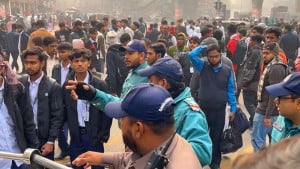 ফার্মগেটে তেজগাঁও কলেজের শিক্ষার্থীদের সড়ক অবরোধ, ভোগান্তি