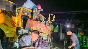 গাইবান্ধায় বিকল ট্রাকের পেছনে আরেক ট্রাকের ধাক্কা, নিহত ২