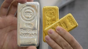 হঠাৎ বাড়ল স্বর্ণের দাম, দুর্বল হয়েছে ডলার