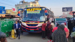 বাসস্ট্যান্ড মাদকসেবীদের দখলে, সড়কে বাস থামিয়ে ওঠানামা