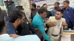 জনপ্রতিনিধিকে ‘ডেভিল’ আখ্যা দিয়ে পুলিশে সোপর্দ, ‘সমন্বয়ক’ অবরুদ্ধ