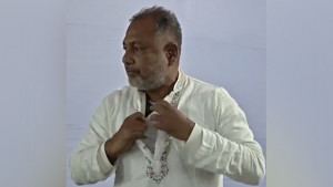 পাঞ্জাবি খুলে বুলেট প্রুফ জ্যাকেট দেখালেন বিএনপি প্রার্থী 