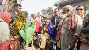 আট শতাধিক ছিন্নমূল মানুষ পেল কম্বল