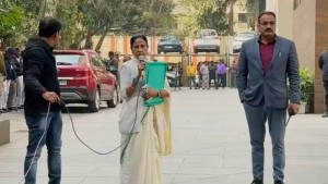 তৃণমূলের পরামর্শক সংস্থায় ইডির অভিযান, ফাইল-হার্ডডিস্ক নিয়ে এলেন মমতা