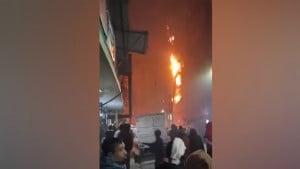 কঠোর নিষেধাজ্ঞা সত্ত্বেও ঢাকায় আতশবাজি, ফানুস থেকে অগ্নিকাণ্ড