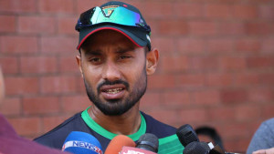 অপরিচিত নাম্বার থেকে হুমকি পাচ্ছেন মিঠুন 