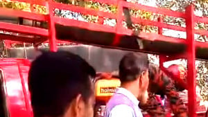 ট্রাকের ধাক্কায় প্রাণ গেল ২ স্কুলছাত্রের