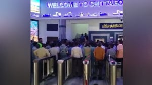 চট্টগ্রাম বন্দর শাটডাউনের ঘোষণা শ্রমিকদের   
