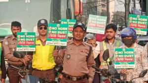 ‘নো হর্ন, নো ডাস্ট’ কর্মসূচি পালন করল ট্রাফিক পুলিশ