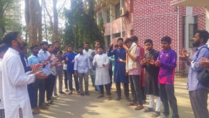 শাকসু নির্বাচনের দাবিতে উপাচার্য কার্যালয়ের সামনে বিক্ষোভ