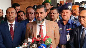 সরকারি কর্মচারীরা ‘হ্যাঁ’ বা ‘না’ ভোটের পক্ষে অবস্থান নিতে পারবেন না: ইসি সানাউল্লাহ