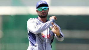 হঠাৎ সাকিবকে ফেরাচ্ছে বিসিবি