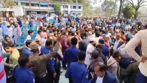 ‘না’ ভোটের আহ্বানে তোপের মুখে জাপা প্রার্থী, সভা ছাড়লেন পুলিশের পাহারায়